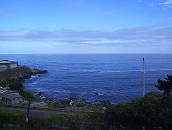 La fr&iacute;a Corriente de Humboldt produce un descenso de las temperaturas a lo largo del pa&iacute;s, lo que favorece el desarrollo humano en las costas. Cuando las temperaturas del Pac&iacute;fico aumentan debido a la Corriente del Ni&ntilde;o, se produce un brusco aumento en las precipitaciones que ocasionan graves inundaciones en el pa&iacute;s